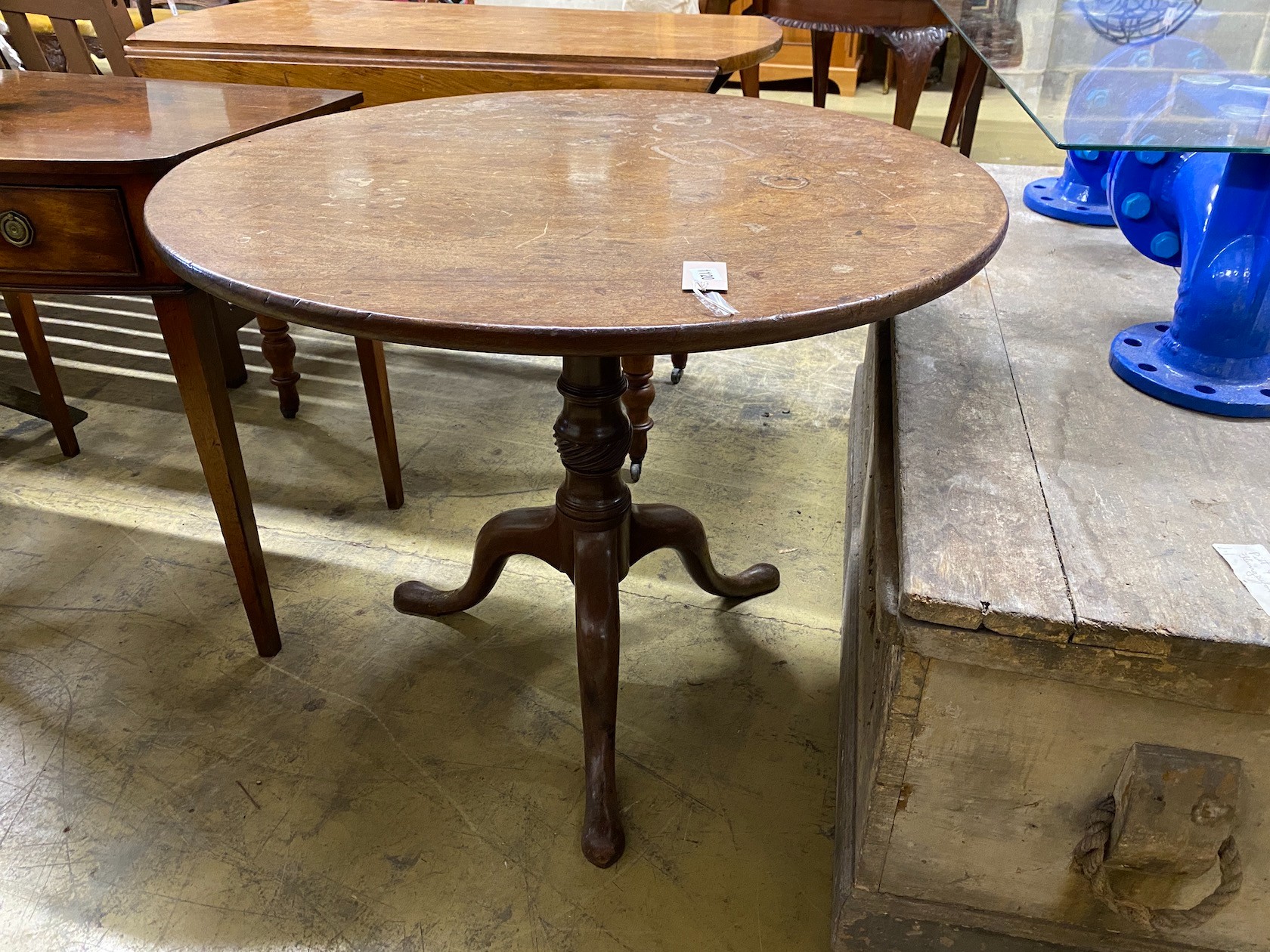 A George III mahogany circular tilt top tripod tea table, diameter 86cm, height 72cm